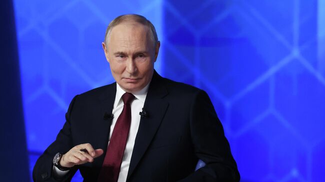 Путин уже больше трех часов работает на прямой линии