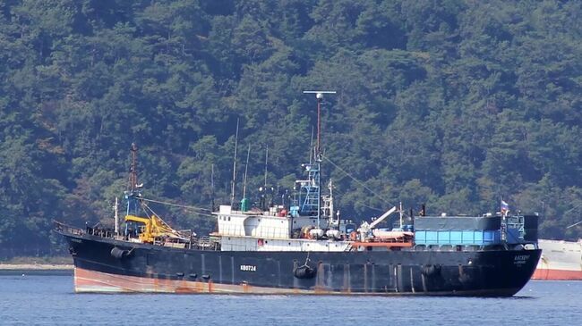Судно "Айсберг", загоревшееся в Японском море, дрейфует