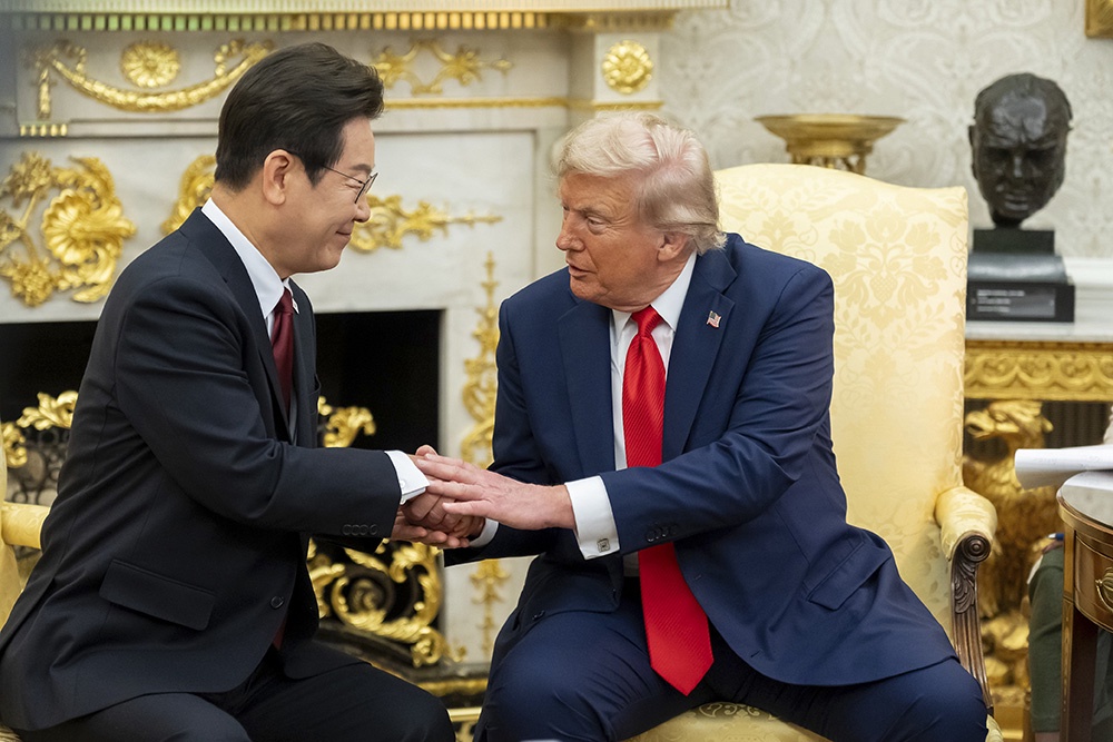 Ли Чжэ Мён пошутил по поводу золотого ключа, подаренного Трампом