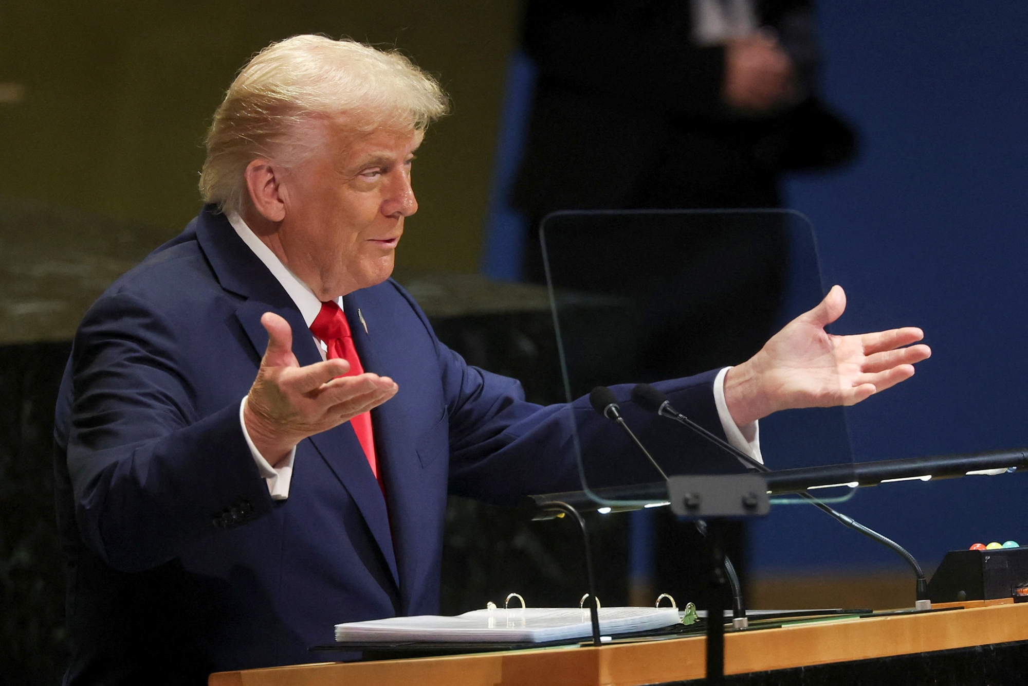 Трампу вручили в Южной Корее позолоченную копию короны и госорден