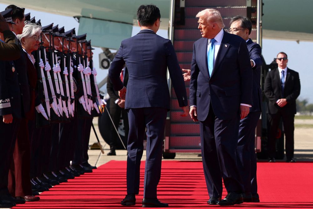 Ракеты, орден и корона: Трампа встречают в Южной Корее